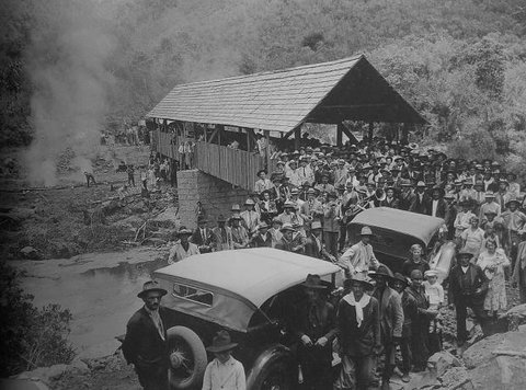 Inauguração da ponte coberta Heitor Curra, sobre o Arroio Herval, no distrito de Mato Perso, na antiga Vila de Nova Trento. Ao centro, parte dos integrantes da banda Giuseppe Garibaldi