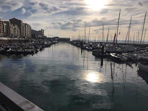 Feliz inicio de semana grupo lindo !!! A resistir que pronto veremos amaneceres de ensueño como este de Puerto Chico en la Bahía de Santander ( Cántabria) .