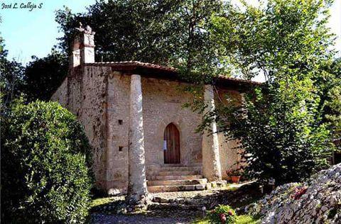 TORRE de ESTRADA.
Declara d bien cultural se halla en La Estrada de Val de San Vicente (Cantabria). Su origen se remonta al VIII, reconstruida de nuevo en el sg. XII y rehabilitada en el 2005 a su lado se encuentra una capilla que data del sg. XIII.