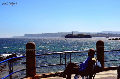 Allá por La Ensenada del Camello En Santander (Cantabria), donde vino a buscar la belleza de la mar .... siempre existe un momento para meditar.