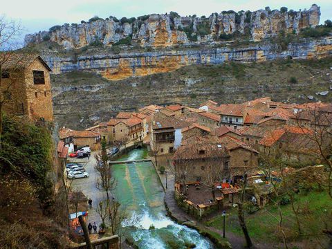 Crecida del arroyo que pasa por el centro del pueblo antes de precipitarse por una preciosa sucesión de cascadas y pozas. Orbaneja del Castillo, Cantabria Burgalesa.