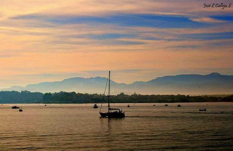 Navego entre mares de ensueño hablando con la mar por donde empujado por el viento me deslizo, bella bahía de Santander "(Cantabria)" sueño mío "
Mar, yo soñaba ser como tú eres,
Allá en las tardes que la vida mía
Bajo las horas cálidas se abría...
Ah, yo soñaba ser como tú eres.
Mírame aquí, pequeoa, miserable,
Todo dolor me vence, todo sueño;
Mar, dame, dame el inefable empeño
De tornarme soberbio, inalcanzable.