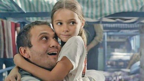 El actor turco Aras Bulut robó el corazón de millones en 'Milagro en la celda 7' donde interpretó a 'Memo' un padre que solo quiere estar su hija, La emotiva película está actualmente en la plataforma Netflix.