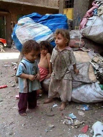 Lavar las manitas? Cómo? Usar alcohol gel? Cómo? Una alimentación saludable? Cómo? hábitos saludables de higiene? Cómo? Triste realidad. Que Dios tenga piedad cuando el virus salga de Albert Einstein y llegue a las favelas y residentes de la calle...