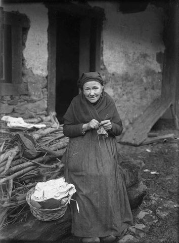 Retrato de Doña Rafaela en Villamayor (Piloña), año 1918. Archivo de Modesto Montoto del Museo del Pueblo de Asturias.