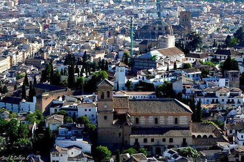 MIRADOR de SAN MIGUEL.
Situado ante la Ermita, levantada sobre la Torre del Azeytuno, de San Miguel Alto, en el Cerro de San Miguel, es el más elevado de los miradores de Granada y desde él se contempla una amplia panorámica de la ciudad y la Vega, del Albaicín y la Alhambra con sus murallas, y allá a lo lejos la Sierra Nevada y La Elvira, la vista queda extasiada cuando apreciamos la belleza de Granada y los sentidos se incrustan en el alma, recomiendo su visita al atardecer, aún cuando se debe ir con cuidado debido al apartado del lugar, pero es cuando éstas son más espectaculares observando la iluminación del Generalife y La Alhambra y a nuestros pies el misterio que se esconde en la ciudad.
La Torre del Azeytuno era el punto más elevado de la muralla zirí, íntimamente ligada a la creencia popular, de que allí había un olivo que daba fruto el día de San Juan, siendo el sitio elegido por los musulmanes para levantar un ribat o ermita fortificada.