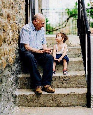 " Abuelo... Abuelo! en mi libro de historia dice que en marzo de 2020 hubo una pandemia! Pero qué pasó?"
-" Sucedió que desde China llegó hasta nosotros un terrible virus de gripe nunca estudiado antes..."
" Y luego?"
-" Todos nos pusimos en cuarentena, nadie podía moverse de casa excepto para comprar alimentos en el supermercado.
Sucedió en cualquier momento, el día anterior estábamos todos juntos... amigos, familiares, luego la mañana del 9 de marzo nos encontramos con la vida al revés."
" Y luego qué pasó?"
-" Nos quedamos mucho tiempo con solo contacto por internet, por suerte existían teléfonos y computadoras. La gente se ha responsabilizado, hemos contaminado menos, hemos redescubierto cosas que no creíamos que sabíamos hacer.
Finalmente llegó la buena temporada, y el primer pensamiento fue salir para conocer a todos. El mundo se había parado para nosotros, pero hubo un aspecto positivo: entendemos el valor de las cosas precisamente porque nos quitaron.
Y créeme sobrina, que el café que bebí cuando el bar volvió a abrir, aunque se hizo con el mismo grano que antes, estaba delicioso.
" Por qué?"
-" Porque sabría a un país que lo había logrado." ❤️