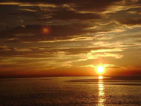 Me encanta contemplar el ocaso en el mar, pero como no vivo cerca de él, y además el día está nublado, me conformaré con visualizar este 'sejo' o última luz del sol reflejada en las aguas del mar. Buenas noches.