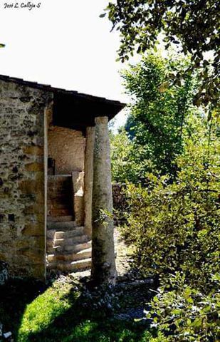 TORRE de ESTRADA.
Declara d bien cultural se halla en La Estrada de Val de San Vicente (Cantabria). Su origen se remonta al VIII, reconstruida de nuevo en el sg. XII y rehabilitada en el 2005 a su lado se encuentra una capilla que data del sg. XIII.