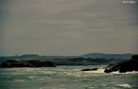 Por allá donde se encuentran Langre y Loredo (Cantabria) bordeando su costa navega el velero
Quedó la noche vacía
aún con los barcos del puerto,
¿de dónde será este barco
y quiénes sus marineros?
quedó la noche vacía,
¿y dónde irá este velero?
¿Qué mares desgarrará,
y qué vientos?
el mar crujía la luz
del faro, en el antepuerto.