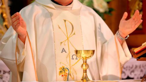 Un párroco de la iglesia San Antonio de Padua, Guayaquil Ecuador, Carlos Quinde falleció dentro de la sacristía, pero no se atrevieron a mover el cuerpo por temor a ser infectados con el COVID-19.