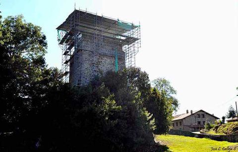 TORRE de ESTRADA.
Declara d bien cultural se halla en La Estrada de Val de San Vicente (Cantabria). Su origen se remonta al VIII, reconstruida de nuevo en el sg. XII y rehabilitada en el 2005 a su lado se encuentra una capilla que data del sg. XIII.