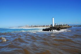 O farol mais ao norte da costa. Ajuda os navegantes a ingressarem nos molhes da barra do rio Mampituba.